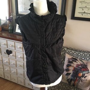 Puffy vest with ruffles and faux fur lining